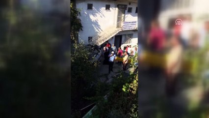 Belediye otobüsünün çarptığı araç gecekondunun bahçesine düştü - ANKARA