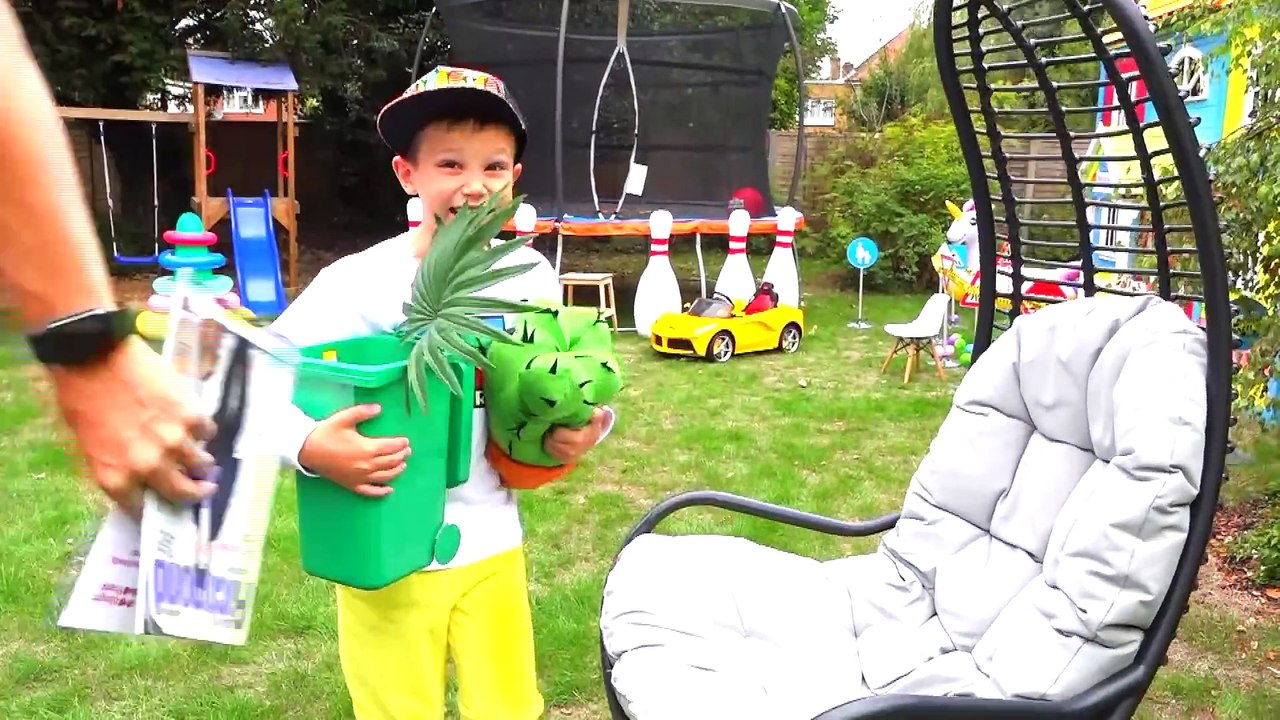 Макс и папа построили новый игровой DIY домик для детей _⁄ Max and papa build new play house for kids