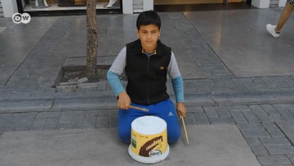 İzmir sokaklarındaki Suriyeli Yusuf ve plastik kovası