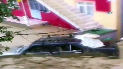 Sel suları otomobilleri sürükledi, ev ve iş yerleri sular altında kaldı