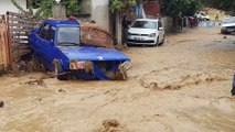 Sel suları otomobilleri sürükledi, ev ve iş yerleri sular altında kaldı