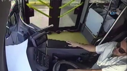 Otobüsü durdurup görme engelli vatandaşı yolun karşısına geçirdi