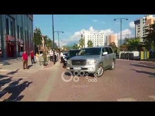 Ora News - Rama pritet me protesta nga të rinjtë në Elbasan