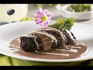 Chile Ancho Relleno de Queso con Salsa de Frijol y Tocino