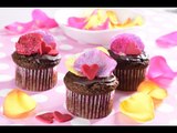 Cupcakes de Chocolate Rellenos Decorados con Pétalos de Rosa Cristalizados