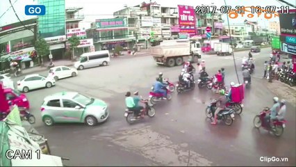 Camera hành trình ghi lại cảnh tai nạn giao thông 17 - Car Accident 17