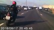 Automobilista coloca o seu carro a fazer de escudo para proteger motociclista que caiu na estrada após acidente