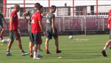 Descargar video: Football: Head coach or player? Kovac brothers join in with Bayern training