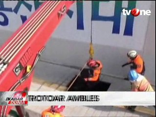 Trotoar Ambles, Dua Pejalan Kaki Terperosok