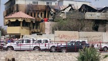 رجال الإطفاء يعملون على إهماد الحريق في مقر محافظة البصرة