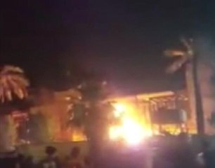 Basra'da Göstericiler Siyasi Parti ve Kamu Binalarını Ateşe Verdi