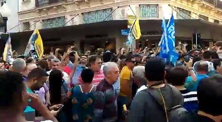 Bolsonaro é esfaqueado durante ato em Juiz de Fora
