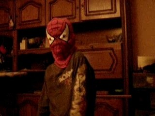 bebe spiderman en délire