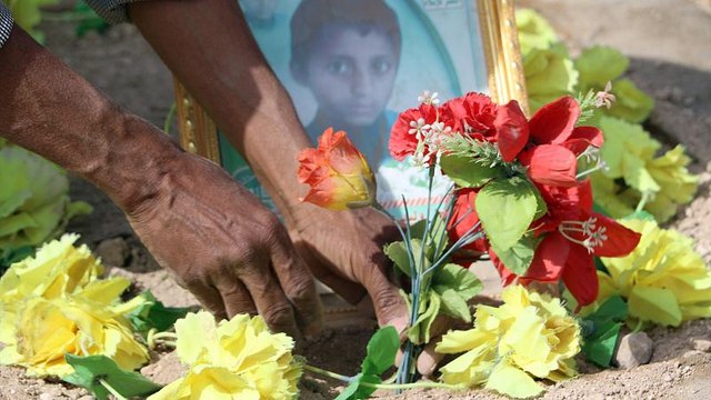 شاهد: مقبرة جديدة لأطفال الحافلة التي قصفت في صعدة. وأب يصف كيف وجد جثة ابنه أشلاء