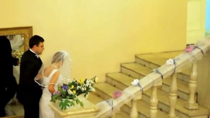 Sa robe de mariée tombe et elle se retrouve en string