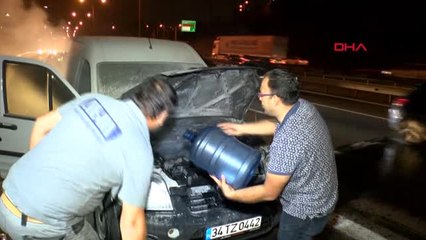 İstanbul Yanan Araca Damacana ile Müdahale Ettiler