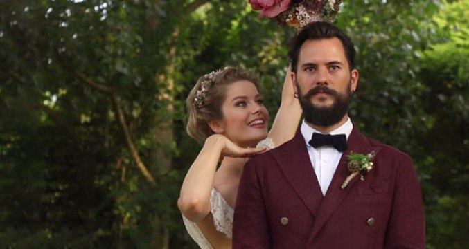 Burcu Biricik, Ev Sahipliği Yaptığı Partide Eşiyle Sarmaş Dolaş Poz Verdi
