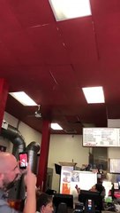 Une fille droguée entre dans un restaurant mexicain par le plafond