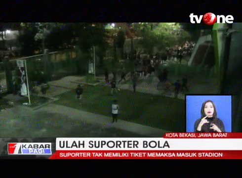 Tak Dapat Tiket, Sekelompok Suporter Lempar Batu