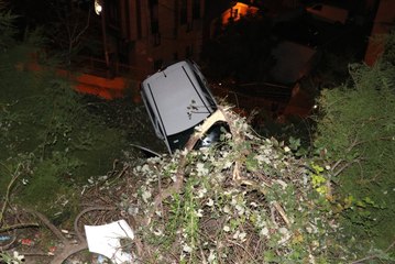 Kağıthane'de Otomobil İstinat Duvarında Asılı Kaldı