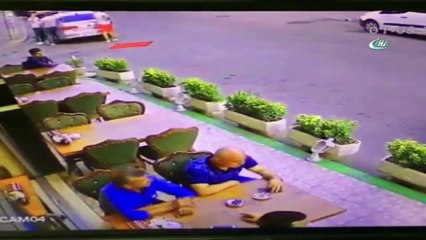 Otomobilin restorana daldığı dehşet anları kamerada