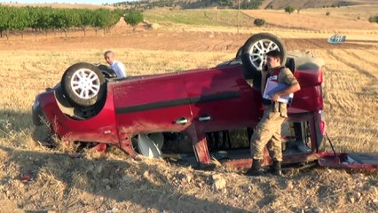 Araç tarlaya uçup ters döndü: 3 yaralı