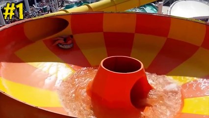 Il est tombé du toboggan aquatique et... (ಠ_ಠ)