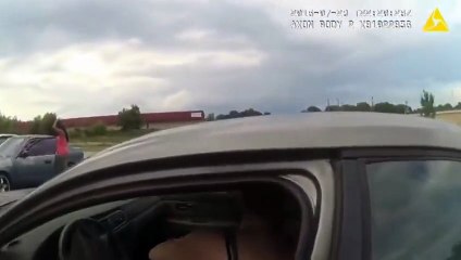 Elle pend la fuite et écrase un policier!!!