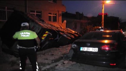 Tekirdağ Freni Boşalan Kamyon Evin Bahçesine Devrildi