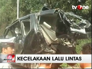 Mini Bus Terjang Pembatas Tol, 1 Orang Tewas