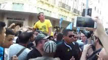 Présidentielle au Brésil: le candidat d'extrême droite en tête des sondages se fait poignarder en pleine rue