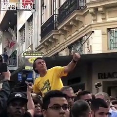 Brezilya'da aşırı sağcı başkan adayının bıçaklanma anı kamerada!