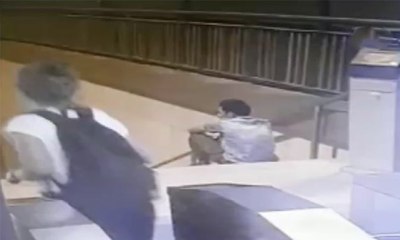 Metrobüs durağında kapkaç anı kamerada