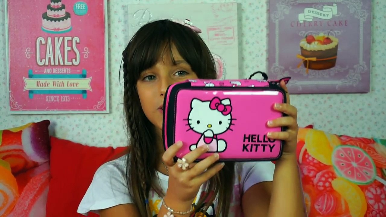 Cosa c'è nello zaino di mia sorella   UN'INVASIONE DI HELLO KITTY!