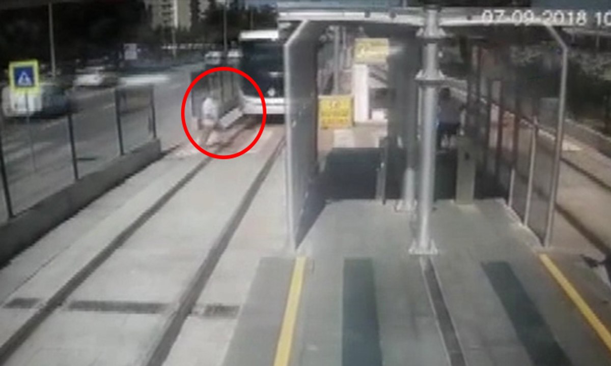 Tramvayın yayaya çarpma anı kamerada