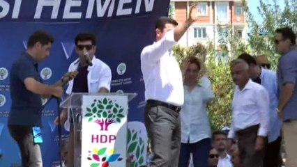 Скачать видео: 2013 yılındaki Nevruz etkinliklerinde yaptıkları konuşma nedeniyle 'Terör örgütü propagandası' suçundan yargılanan HDP eski Eş Genel Başkanı Selahattin Demirtaş, silahlı terör örgütü propagandası yapmak suçundan 4 yıl 8 ay, HDP eski millet