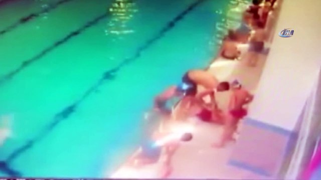 Panik anları kamerada...13 yaşındaki çocuk yüzerken kalp krizi geçirdi