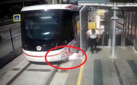 Tramvayın Yayaya Çarpma Anı Kamerada