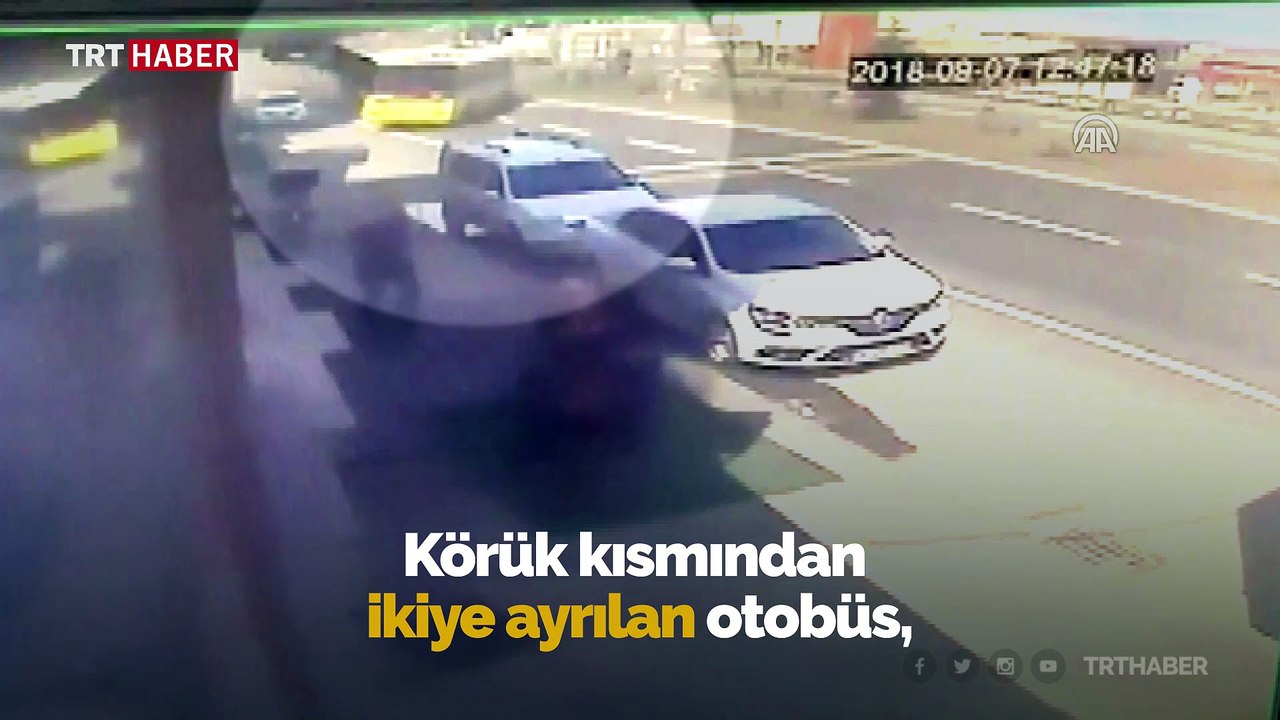 Belediye otobüsü refüje çarparak ikiye ayrıldı: 4 yaralı