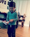 Un enfant teste un pistolet Nerf entre ses jambes