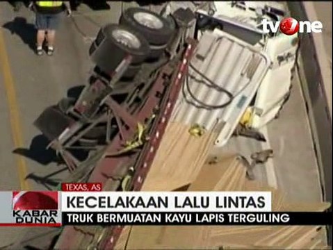 Truk Pembawa Kayu Lapis Terguling di Texas
