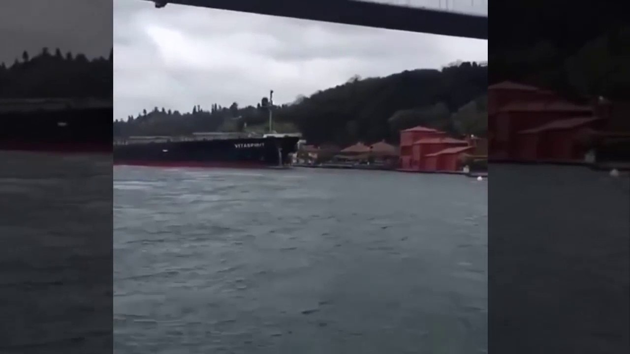 Un navire fonce droit sur une maison au bord de la mer