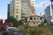 İstanbul Ataşehir'de 2 Katlı Binada Yangın Çıktı: İtfaiye Ekipleri Müdahale Ediyor