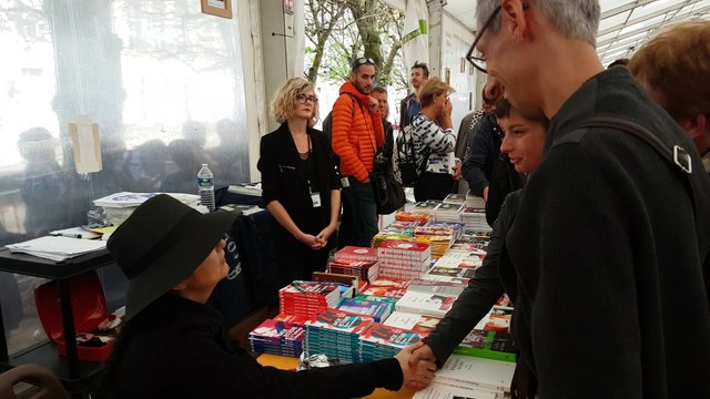 Séance de dédicaces avec Amélie Nothomb