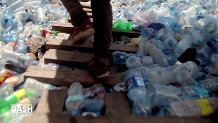 Tanzanie : l'enfer vécu par les ouvriers qui grimpent une montagne de plastique avec des ballots de 70 kg. Regardez un extrait du prochain numéro de "Cash Investigation"