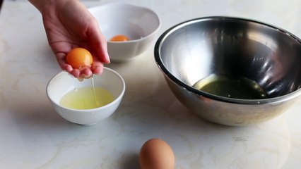 Cách ĐÁNH TRỨNG BẰNG TAY siêu hay, giúp bạn giảm bớt nỗi lo không đủ dụng cụ bếp