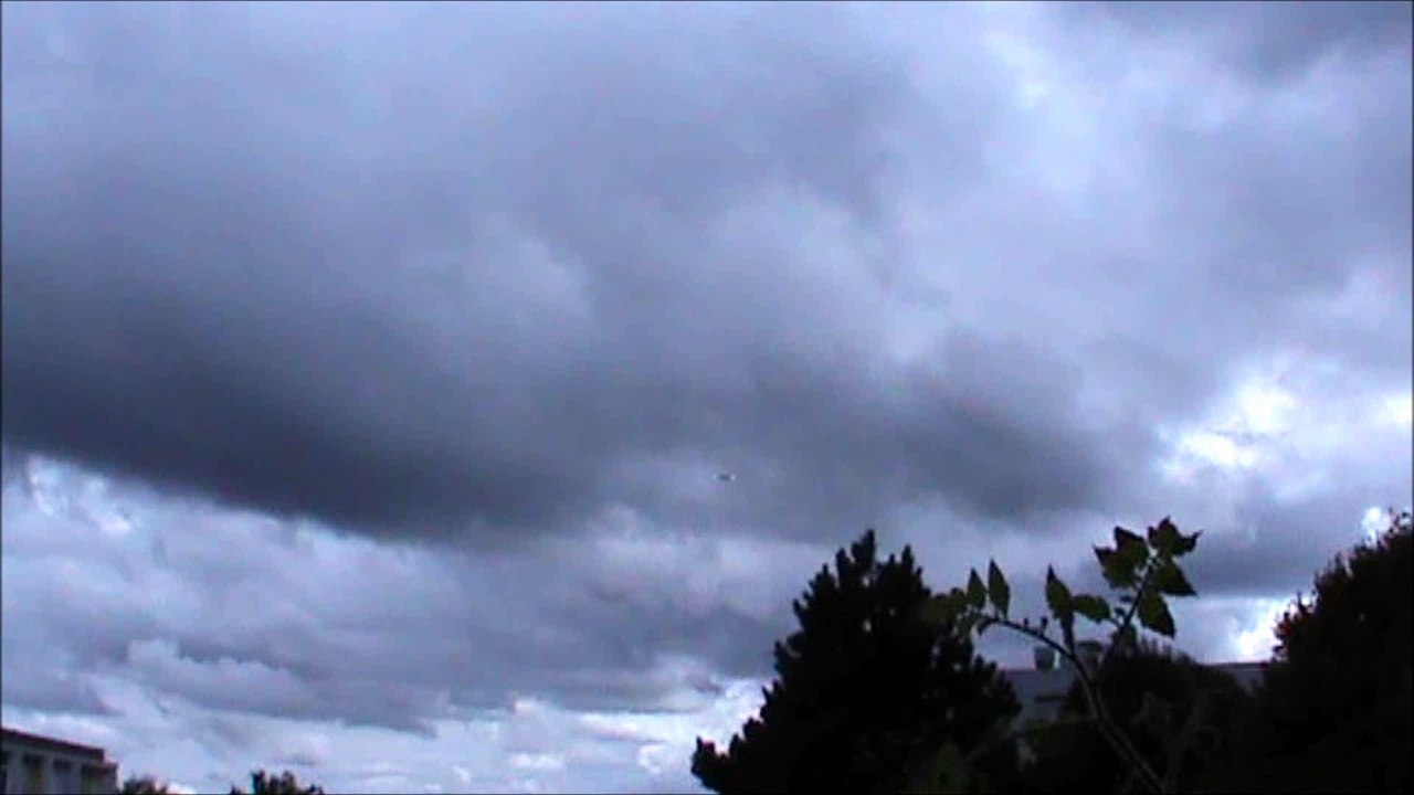 avion a  helice dans un super ciel breton.........