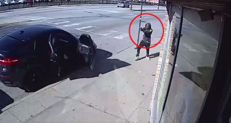 Hırsızlar Polisin Arabasını Çalmaya Çalışınca, Sokak Ortasında Silahlı Çatışma Çıktı