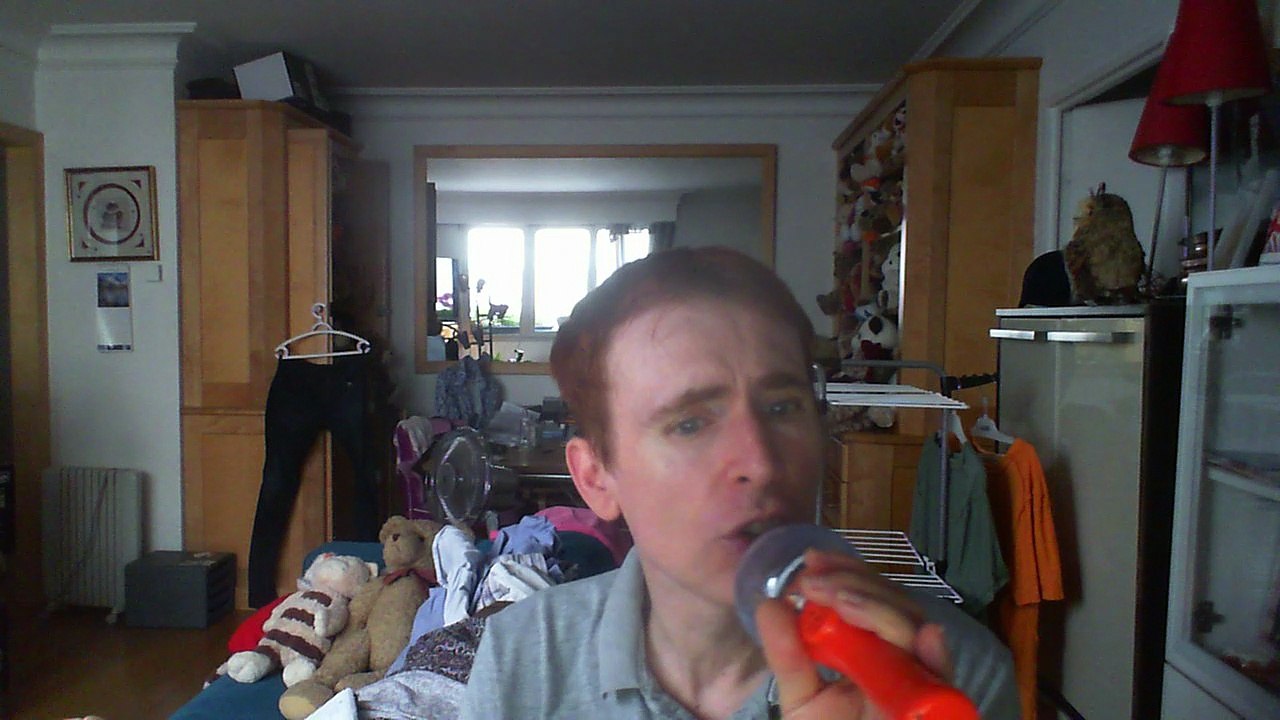 Wiwi égratigne "baci baci" de Carole Laure