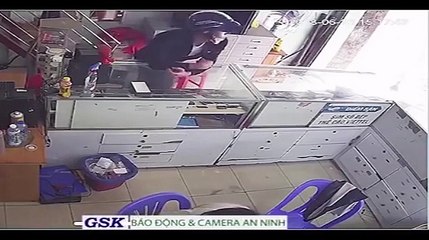 Un homme braque la mauvaise boutique et va le payer cher